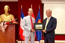 Ông Hoàng Việt Trung, Giám đốc Trung tâm Bảo tồn Di tích Cố đô Huế, trao tặng quà lưu niệm tới Đại sứ Việt Nam tại Pháp Đinh Toàn Thắng. (Ảnh: MINH DUY)