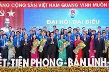 Các đồng chí Bùi Quang Huy, Nguyễn Long Hải và đại diện các đơn vị liên quan trao hoa chúc mừng Ban Chấp hành Đoàn Khối Trung ương khóa IV, nhiệm kỳ 2022-2027.