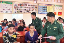 Cán bộ, chiến sĩ Đồn Biên phòng Cồn Roàng tuyên truyền pháp luật cho đồng bào ở xã biên giới Thượng Trạch, huyện Bố Trạch.