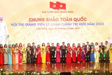 Lãnh đạo Ban Tuyên giáo Trung ương và tỉnh Lâm Đồng tặng hoa cho 38 thí sinh dự thi.