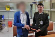 Trao trả ví tiền bỏ quên cho hành khách.
