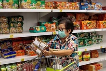 Người dân mua sắm tại siêu thị ở Bangkok, Thái Lan. (Ảnh: AFP/TTXVN)