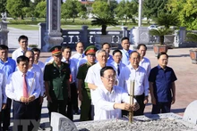 Chủ tịch nước Võ Văn Thưởng dâng hương tại Di tích quốc gia đặc biệt Địa điểm chiến thắng Xương Giang, nhân dịp về dự lễ kỷ niệm 60 năm ngày Bác Hồ về thăm và chỉ đạo Đại hội đại biểu Đảng bộ tỉnh Hà Bắc lần thứ nhất. (Ảnh: TTXVN)