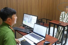 Công an làm việc với đối tượng trong vụ đánh bạc và tổ chức đánh bạc.