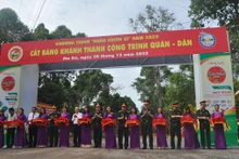 Lễ cắt băng khánh thành con đường dài 13,9km được đặt tên "Con đường tình nghĩa quân dân".
