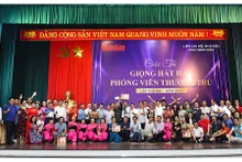 Tổng Biên tập Báo Nhân Dân Lê Quốc Minh với các đại biểu và đội thi tham dự cuộc thi Giọng hát hay phóng viên thường trú lần thứ 2-năm 2023.