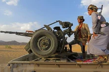 Quân chính phủ Yemen trong một cuộc giao tranh với lực lượng Houthi. (Ảnh: AFP/TTXVN)