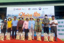 Các cá nhân, tập thể điển hình trong phong trào “Chung tay hành động bảo vệ môi trường tại âu thuyền và cảng cá Thọ Quang”.