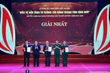 Đồng chí Nguyễn Xuân Thắng và Đại tướng Phan Văn Giang trao giải cho các tác giả đạt giải Nhất cuộc thi viết “Bảo vệ nền tảng tư tưởng của Đảng trong tình hình mới”.