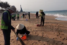 Thành phố Tuy Hòa huy động lực lượng khẩn trương thu dọn khắc phục sự cố tràn dầu tại bờ biển.