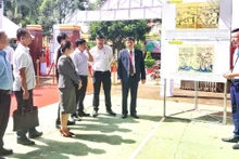 Các đại biểu tham quan triển lãm.