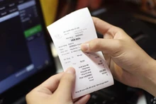 Người tiêu dùng nên lấy hóa đơn khi mua hàng hóa, sử dụng dịch vụ để góp phần tránh thất thu thuế, bảo vệ quyền lợi bản thân.