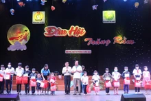 Trao học bổng, quà cho các cháu thiếu nhi là con công đoàn viên, người lao động có hoàn cảnh khó khăn.