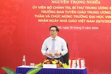 Đồng chí Nguyễn Trọng Nghĩa phát biểu tại buổi làm việc. 
