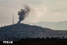 Khói bốc lên sau vụ tấn công của Phong trào Hezbollah nhằm vào một tiền đồn quân sự Israel ở Metulla, giáp với miền nam Liban. (Ảnh: AFP/TTXVN)