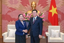Chủ tịch Quốc hội Vương Đình Huệ và đồng chí Sisay Leudetmounsone, Ủy viên Bộ Chính trị, Bí thư Trung ương Đảng, Trưởng Ban Tổ chức Trung ương Đảng Nhân dân Cách mạng Lào tại buổi tiếp. (Ảnh: Duy Linh)