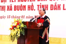Chủ tịch nước Nguyễn Xuân Phúc chúc Tết đồng bào các dân tộc buôn Tring, phường An Lạc, thị xã Buôn Hồ, tỉnh Đắk Lắk.