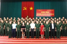 Đại diện lãnh đạo Binh chủng Đặc công, Lữ đoàn Đặc công 198, Trung tâm Giáo dục nghề nghiệp-Giáo dục thường xuyên thành phố Buôn Ma Thuột và các học viên tại lễ khai mạc.