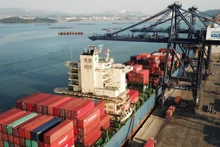 Tàu vào làm hàng tại Cảng CICT Cái Lân (Quảng Ninh).