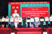 Thiếu tướng Hoàng Đình Chung, Chủ nhiệm Chính trị Quân khu 7 tặng bằng khen cho các tập thể có thành tích xuất sắc trong phối hợp tuyên truyền hoạt động của lực lượng vũ trang Quân khu năm 2022. (Ảnh: baoquankhu7.vn)