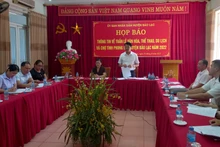 Lãnh đạo UBND huyện Bảo Lạc cung cấp thông tin cho cơ quan báo chí.