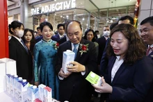 Chủ tịch nước Nguyễn Xuân Phúc thăm các gian hàng Việt Nam. (Ảnh: TTXVN)