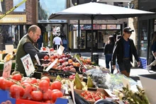 Một chợ rau quả ở London, Anh. (Ảnh: AFP/TTXVN)
