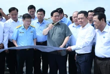 Thủ tướng Phạm Minh Chính khảo sát Cảng hàng không Cà Mau, cho ý kiến về việc cải tạo, nâng cấp và xây mới đường cất hạ cánh.