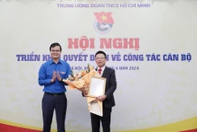 Đồng chí Bùi Quang Huy, Bí thư thứ Nhất Trung ương Đoàn trao Quyết định bổ nhiệm nhà báo Phùng Công Sưởng làm Tổng Biên tập Báo Tiền Phong. (Ảnh: Hồng Vĩnh)