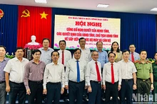 Ban Thường vụ Tỉnh ủy Bạc Liêu chụp ảnh lưu niệm với các đồng chí lãnh đạo tỉnh xin nghỉ hưu trước tuổi đợt đầu năm 2205. Ảnh: TRỌNG DUY