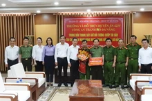 Lãnh đạo thành phố Đà Nẵng chúc mừng chiến công của Công an thành phố Đà Nẵng.