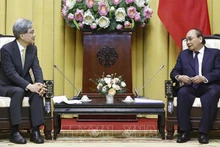 Chủ tịch nước Nguyễn Xuân Phúc tiếp Bộ trưởng Quản lý Tòa án quốc gia, Tòa án tối cao Hàn Quốc Kim Sang-Hwan. (Ảnh: TTXVN)