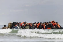 Người di cư nỗ lực băng qua Eo biển Manche từ Gravelines, Pháp để sang Anh ngày 26/4/2024. (Ảnh: Getty Images/TTXVN)