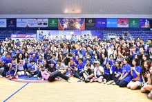 Niềm vui của ban huấn luyện, các cầu thủ Hanoi Buffaloes cùng đông đảo người hâm mộ sau trận thắng kịch tính trước Saigon Heat.