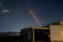 Tên lửa phóng từ Iran tới khu vực biên giới phía bắc Israel, ngày 1/10/2024. (Ảnh: THX/TTXVN)