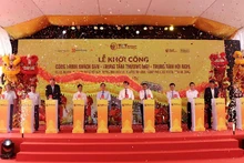 Các đại biểu thực hiện nghi lễ khởi công công trình Khách sạn-Trung tâm thương mại-Trung tâm hội nghị.