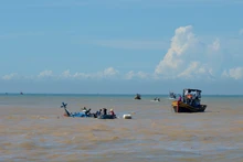 Một tàu cá bị chìm tại cửa biển La Gi. (Ảnh tư liệu)