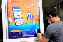 Khách hàng tại TP Vũng Tàu quét mã QR Code để tải App CSKH EVNSPC