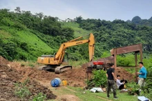 Lực lượng chức năng đã lập biên bản tạm giữ máy xúc và các vật chứng khác phục vụ công tác điều tra, xử lý.