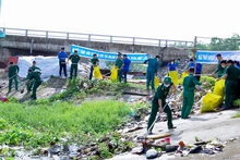 Đoàn viên thanh niên các đơn vị ra quân thu gom rác thải.