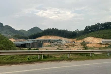 Một nhà xưởng “mọc” lên trên đất lâm nghiệp ở xã Quảng Chu (Chợ Mới). 