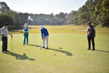 Các tay golf tham dự một giải đấu mùa thu tại Sân golf Bình Nhưỡng. (Ảnh: AFP/TTXVN)