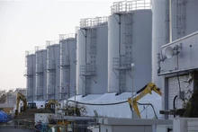 Các bể chứa nước thải có chất phóng xạ đã qua xử lý tại Nhà máy Điện hạt nhân Fukushima. (Ảnh: Đào Thanh Tùng/TTXVN)