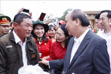 Chủ tịch nước Nguyễn Xuân Phúc với nhân dân huyện Hòn Đất. (Ảnh: TTXVN)