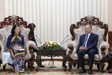 Phó Thủ tướng Lào Kikeo Khaykhamphithoun tiếp Chủ tịch Hội Chữ thập đỏ Việt Nam Bùi Thị Hòa.