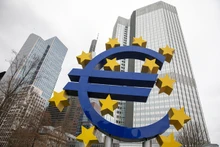 Biểu tượng đồng euro ở phía trước trụ sở Ngân hàng Trung ương châu Âu, tại Frankfurt am Main, Đức. (Ảnh: AFP/TTXVN)