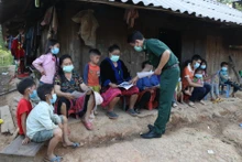 Bộ đội biên phòng Điện Biên tuyên truyền sự cần thiết tiêm vaccine đến đồng bào dân tộc thiểu số ở biên giới.
