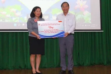 Đồng chí Phạm Thị Thinh trao tặng tủ sách cho Trưởng ban Tuyên giáo Tỉnh ủy Đồng Nai Phạm Xuân Hà.