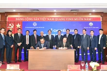 Bộ trưởng Khoa học và Công nghệ Huỳnh Thành Đạt và Chủ tịch Ủy ban nhân dân thành phố Hà Nội Trần Sỹ Thanh ký biên bản bàn giao. (Ảnh: VGP)