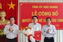 Trao quyết định cho đồng chí Huỳnh Thanh Phong.